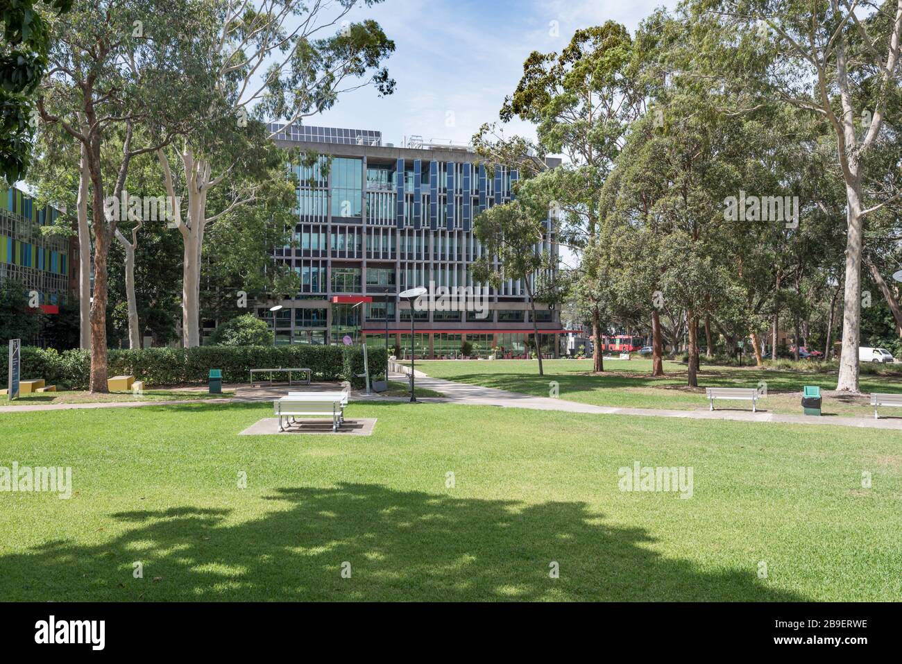 Panneaux solaires verticaux réglables ou mobiles sur le côté d'un campus TAFE dans la banlieue d'Artarmon, Nouvelle-Galles du Sud, Australie Banque D'Images