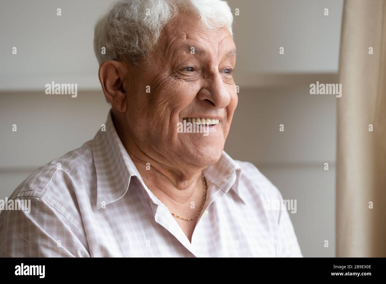 La tête a tourné un homme âgé heureux avec un sourire sain rêvant Banque D'Images