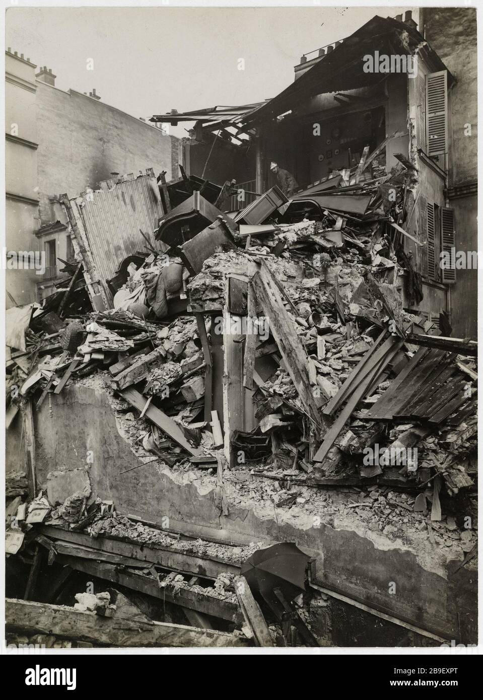 La maison St Paul torpillé traversant Charlemagne le 12 avril 1918 (2230) Guerre 1914-1918. Le quartier Saint-Paul. Maison torpillée passage Charlemagne. Paris (IVème arr.), 12 avril 1918 (22:30). Photo de Godefroy Ménanteau. Paris, musée Carnavalet. Banque D'Images