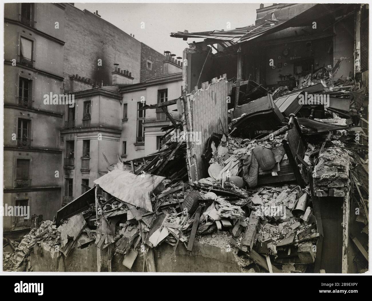 La maison St Paul torpillé traversant Charlemagne le 12 avril 1918 (2230) Guerre 1914-1918. Le quartier Saint-Paul. Maison torpillée passage Charlemagne. Paris (IVème arr.), 12 avril 1918 (22:30). Photo de Godefroy Ménanteau. Paris, musée Carnavalet. Banque D'Images