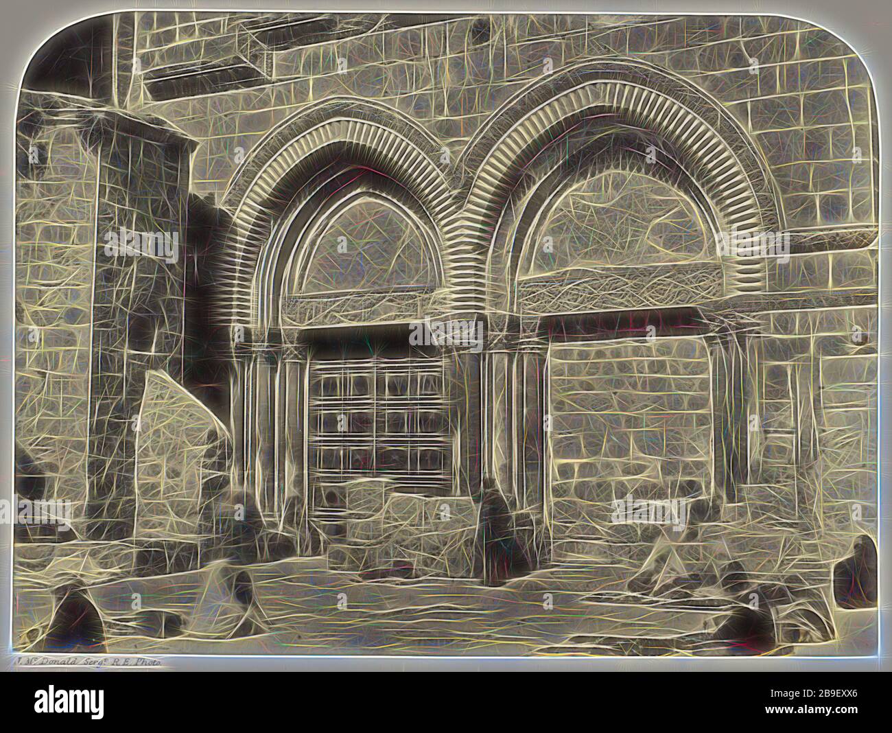 Entrée à l'Église du Saint-Sépulcre, Sgt. James M. McDonald (anglais, 1822 - 1885), Israël, négatif 1864, imprimé 1865, Albumen argent imprimé, repensé par Gibon, design de gai gai chaud de luminosité et de rayons de lumière radiance. L'art classique réinventé avec une touche moderne. La photographie inspirée du futurisme, qui embrasse l'énergie dynamique de la technologie moderne, du mouvement, de la vitesse et révolutionne la culture. Banque D'Images