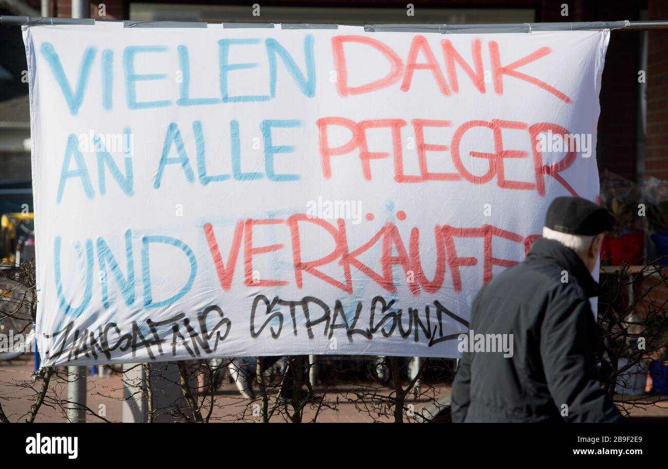 24 mars 2020, Mecklembourg-Poméranie occidentale, Stralsund: Une affiche avec l'inscription 'Mony Thanks to all carers and Vendors' se trouve devant un supermarché à Stralsund. Photo : Stefan Sauer/dpa-Zentralbild/dpa Banque D'Images