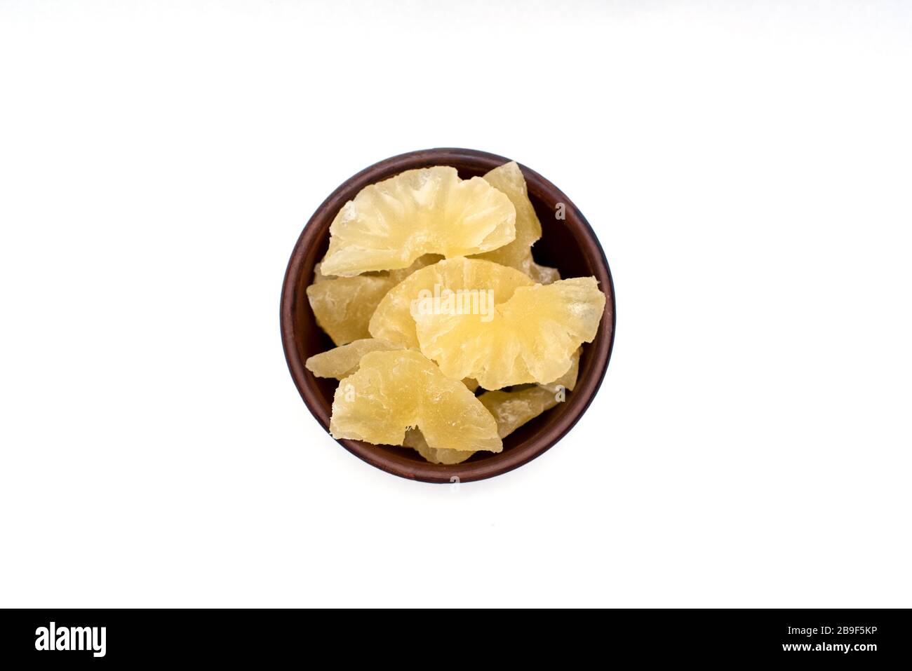 ananas sec savoureux isolé sur blanc. Banque D'Images
