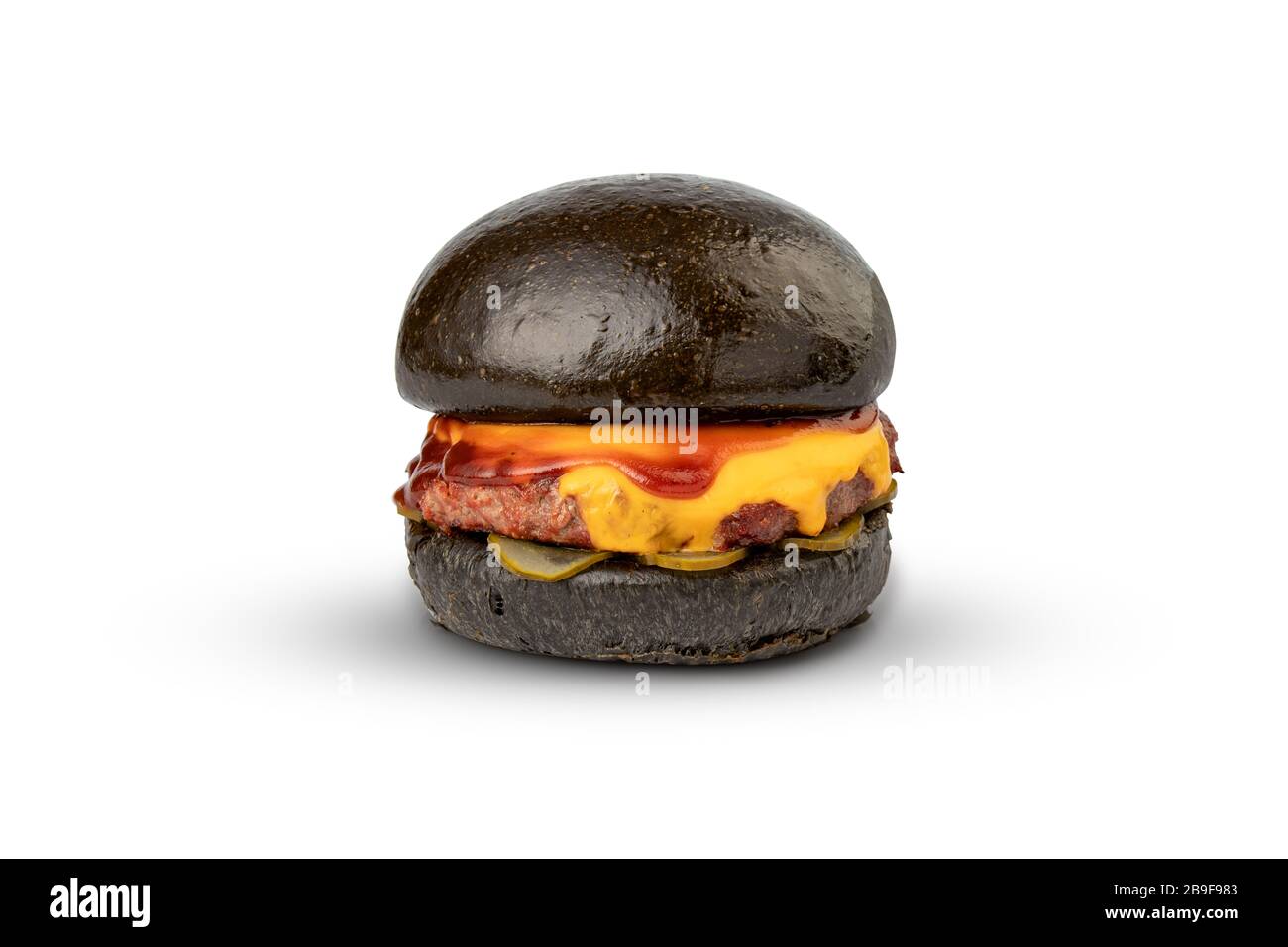 Hamburger noir moderne avec côtelette, fromage à la crème, cornichons et ketchup Banque D'Images Hamburger noir moderne avec côtelette, fromage à la crème, cornichons et ketchup Banque D'Images