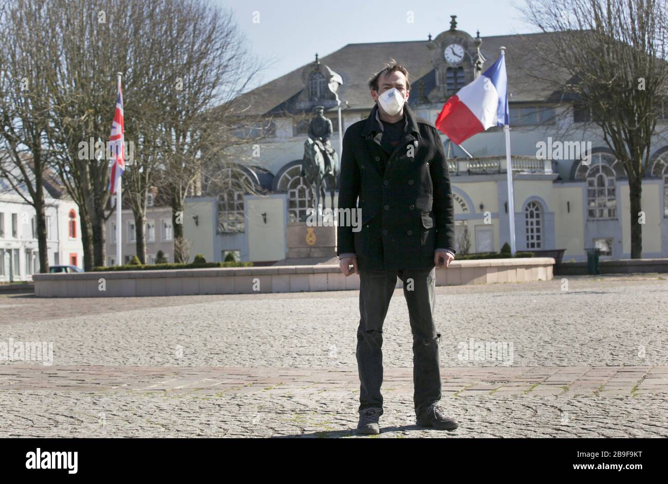 23 mars 2020. Montreuil sur Mer, pas de Calais, France. Coronavirus - COVID-19 dans le nord de la France. Porter un masque pour se protéger Banque D'Images