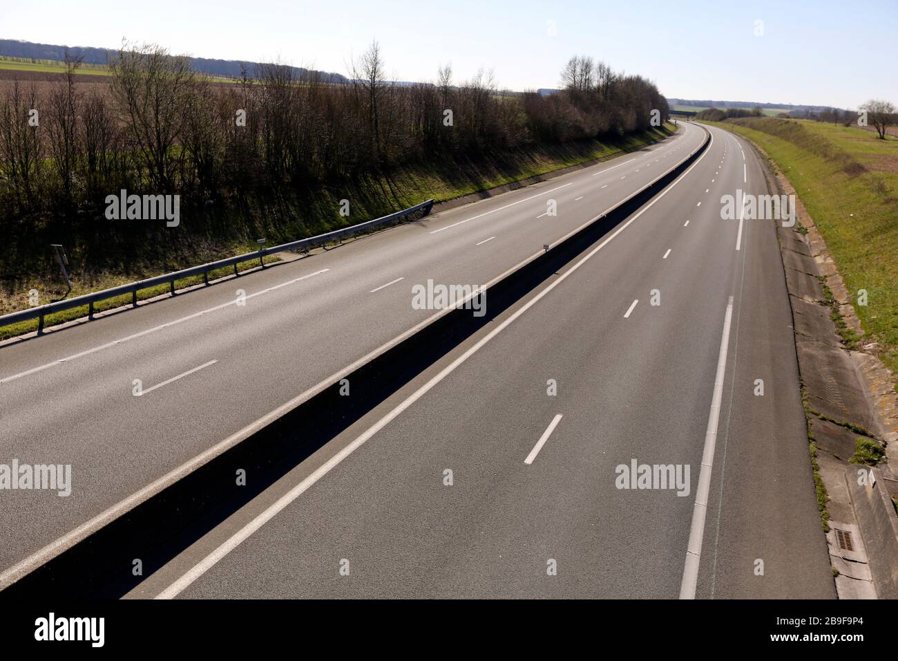 23 mars 2020. Près de Montreuil-sur-Mer, pas de Calais, France. Coronavirus - COVID-19 dans le nord de la France. Autoroute à péage   généralement occupée depuis Cal Banque D'Images