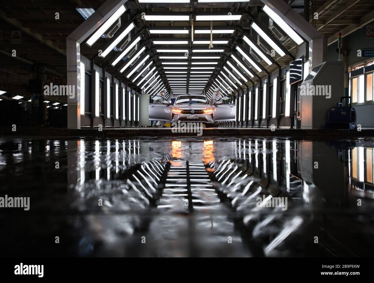 Wuhan, la province chinoise de Hubei. 24 mars 2020. Les travailleurs sont occupés sur les lignes de production lors de l'atelier de Dongfeng Passenger Vehicle Company à Wuhan, dans la province de Hubei en Chine centrale, le 24 mars 2020. ALLER AVEC 'Xinhua Headlines: Un nouveau Wuhan avec le rythme du printemps' crédit: Xiao Yijiu/Xinhua/Alay Live News Banque D'Images