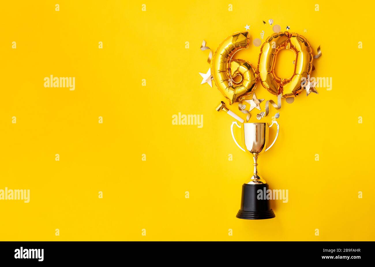 Le ballon de célébration du numéro 60 de l'anniversaire de l'or explose à partir d'un trophée gagnant Banque D'Images