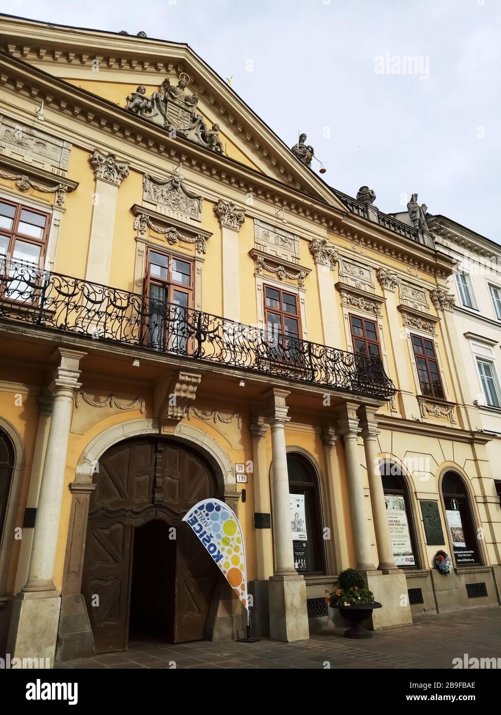 KOSICE, SLOVAQUIE - 10 octobre 2019 : vue sur la rue centrale avec le bâtiment historique du siège de Kutuzov à Kosice, Slovaquie. Banque D'Images
