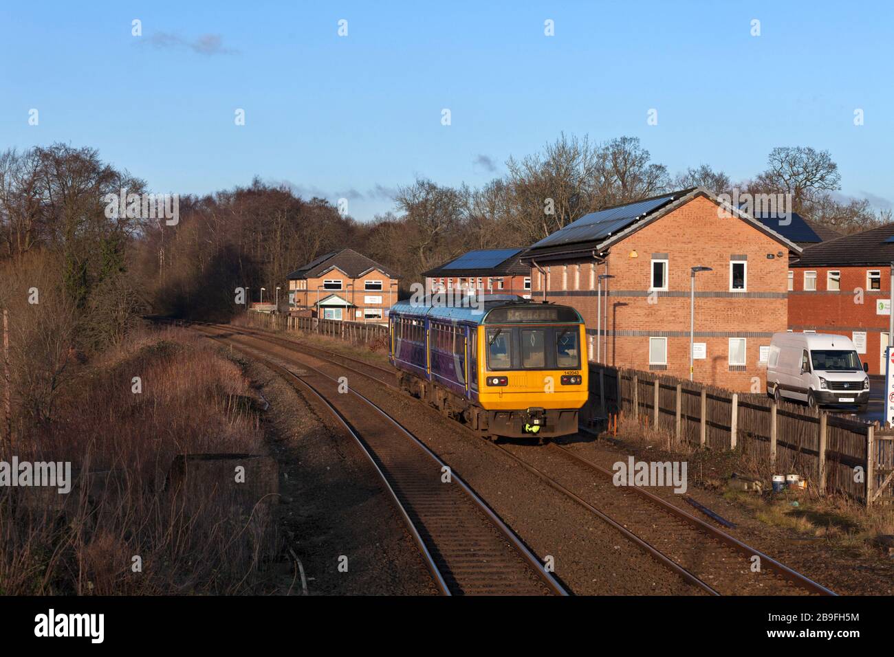 Northern Rail classe 142 paper train 142043 à Whalley, Lancashire sur la ligne de la vallée de Ribble Banque D'Images
