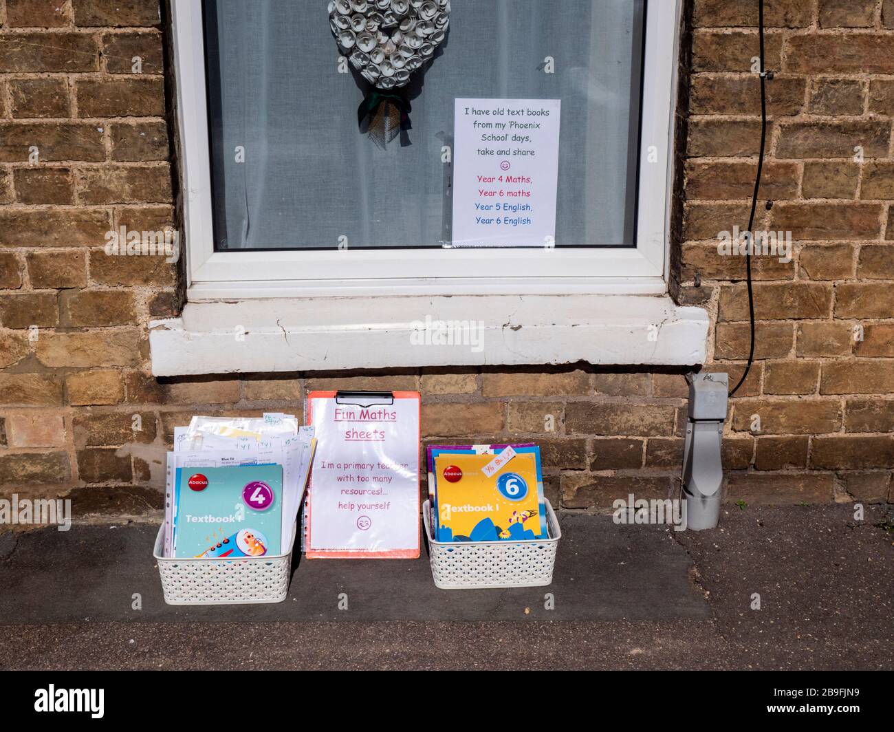 Willingham Cambridgeshire, Royaume-Uni. 24 mars 2020. Un enseignant communautaire offre gratuitement des livres et des ressources à l'extérieur de leur maison pour aider les gens à faire des études à domicile tandis que les enfants sont hors de l'école à cause de la fermeture de Coronavirus. C'est le matin après que les gens du Royaume-Uni ont été informés de rester chez eux pour limiter la propagation du virus Covid 19. Crédit: Julian Eales/Alay Live News Banque D'Images