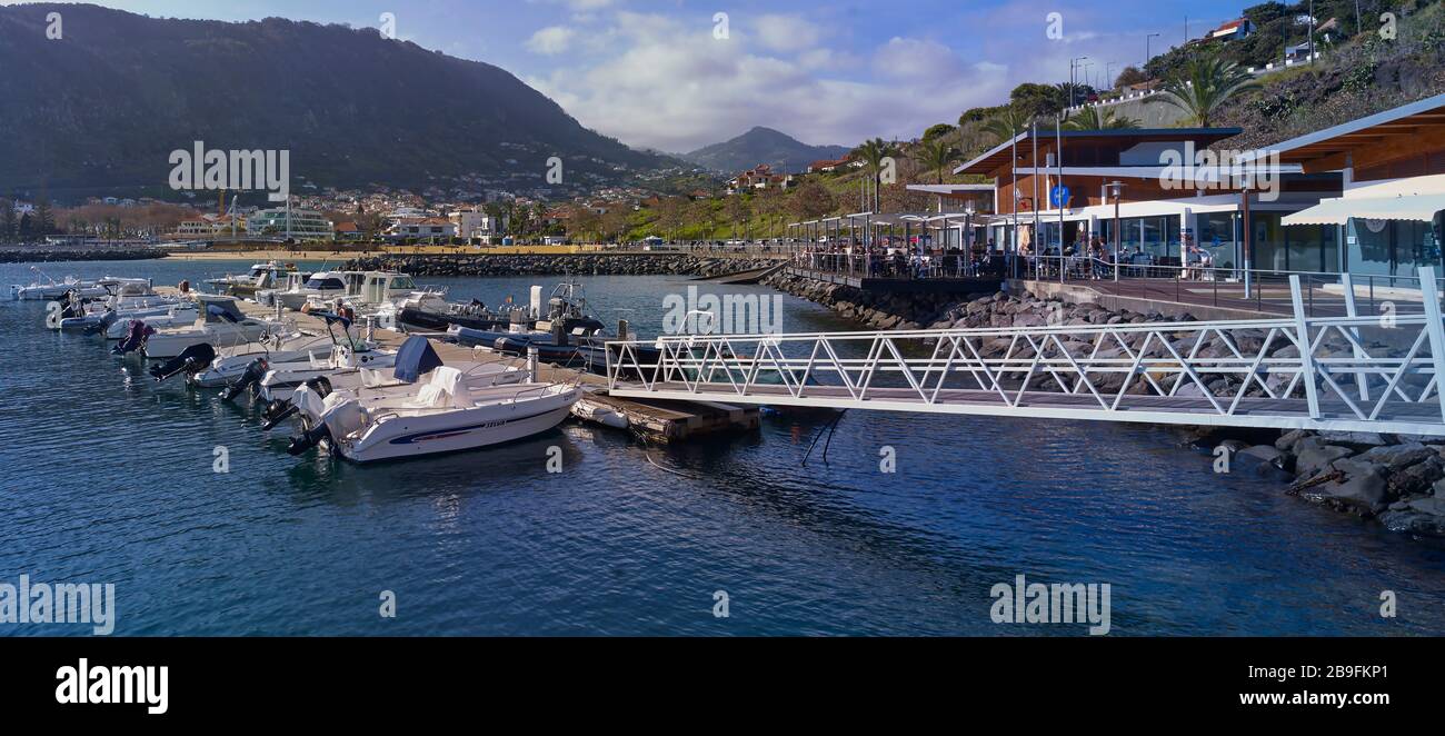 Vue panoramique depuis la marina de Machico (Madère) avec bateaux de premier plan et passerelle et arrière-plan colline, Machico, Madère, Portugal, Europe Banque D'Images