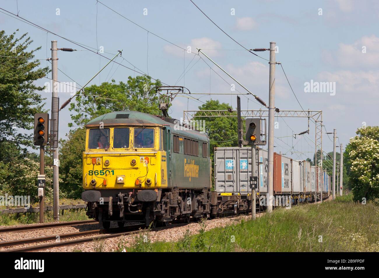 Une locomotive électrique de classe 86 numéro 86501 qui travaille un Freightliner à Marks Tey dans l'Essex. Banque D'Images