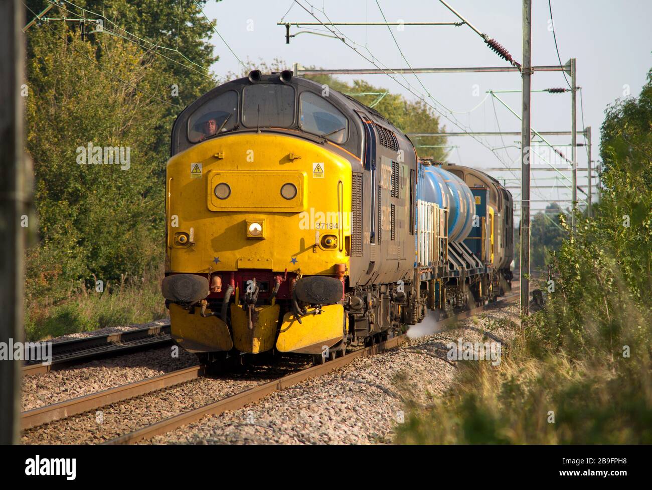 Une paire de locomotives diesel DRS de classe 37 numéros 37194 et 37087 haut et comportant un train de traitement de la tête de chemin de fer au croisement de Margaretting dans l'Essex. Banque D'Images