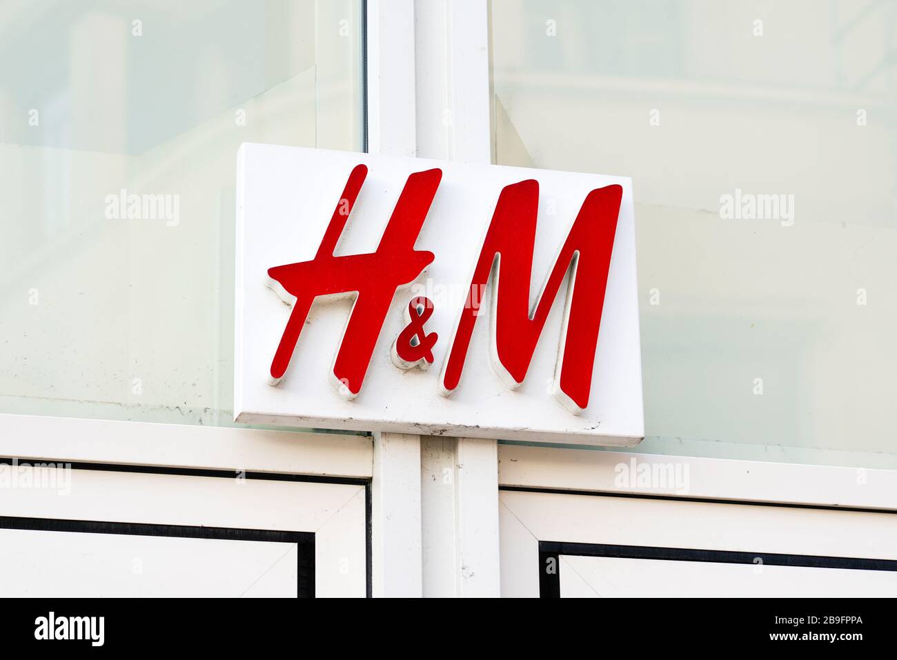 Bordeaux , Aquitaine / France - 01 15 2020 : boutique de signes H&M H & M Hennes Mauritz AB Compagnie suédoise de vêtements de détail multinationaux de mode clothi Banque D'Images