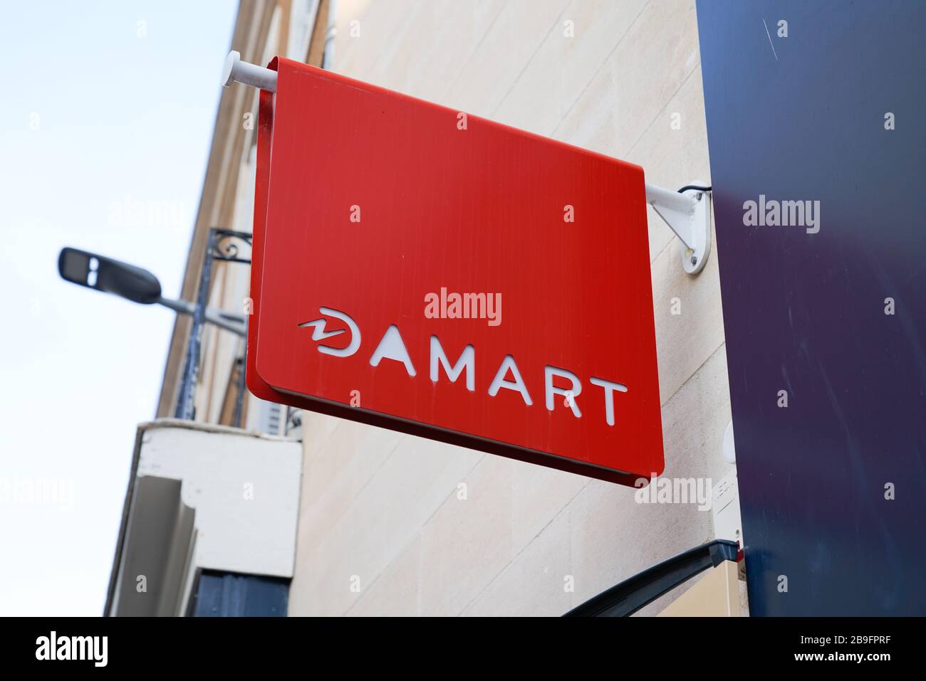 Bordeaux , Aquitaine / France - 02 02 2020 : Damart logo Red Sign store boutique vêtements isolants nom du ménage Banque D'Images