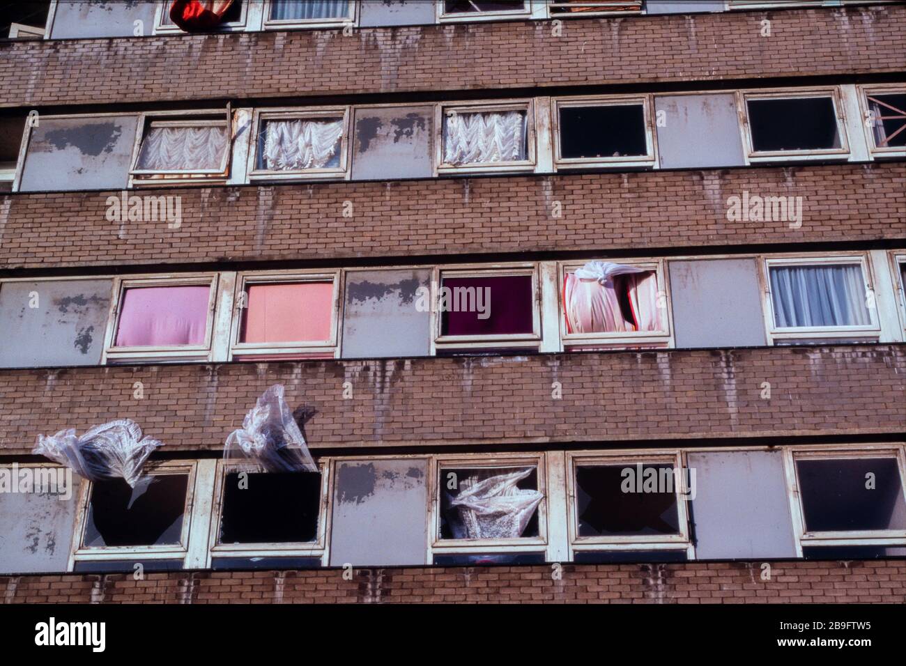 Des logements publics endommagés après l'attentat à la bombe des Docklands de Londres du 9 février 1996, lorsque l'IRA a détoné une bombe à camion à South Quay, tuant deux personnes et causant des dégâts de 150 millions de livres sterling. Banque D'Images