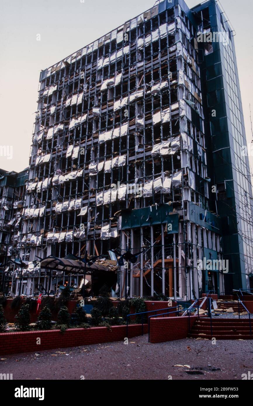 Scène de dévastation à London Docklands South Quay après que l'IRA ait détoné une puissante bombe à camion le 9 février 1996, tuant deux et causant des dégâts de 150 millions de livres sterling. Banque D'Images