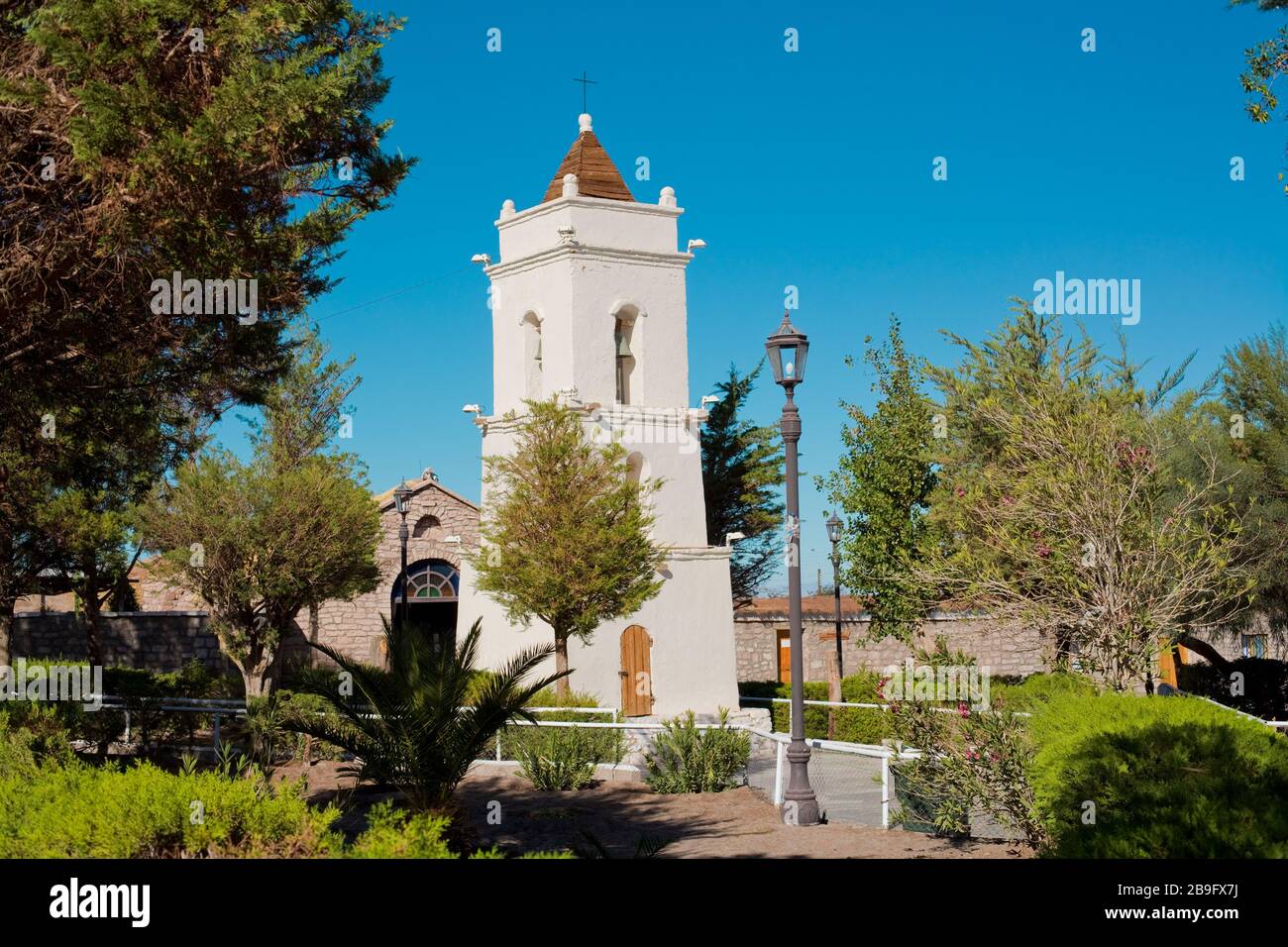 Tour de l'église San Lucas construite en 1740 sur la place principale du village appelé Toconao dans une oasis au Salar de Atacama. Banque D'Images