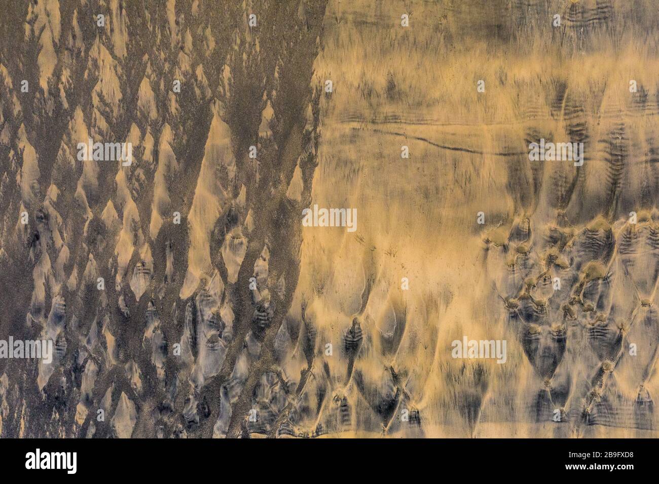 motifs inhabituels laissés dans le sable doré par marée sortante, image aérienne Banque D'Images