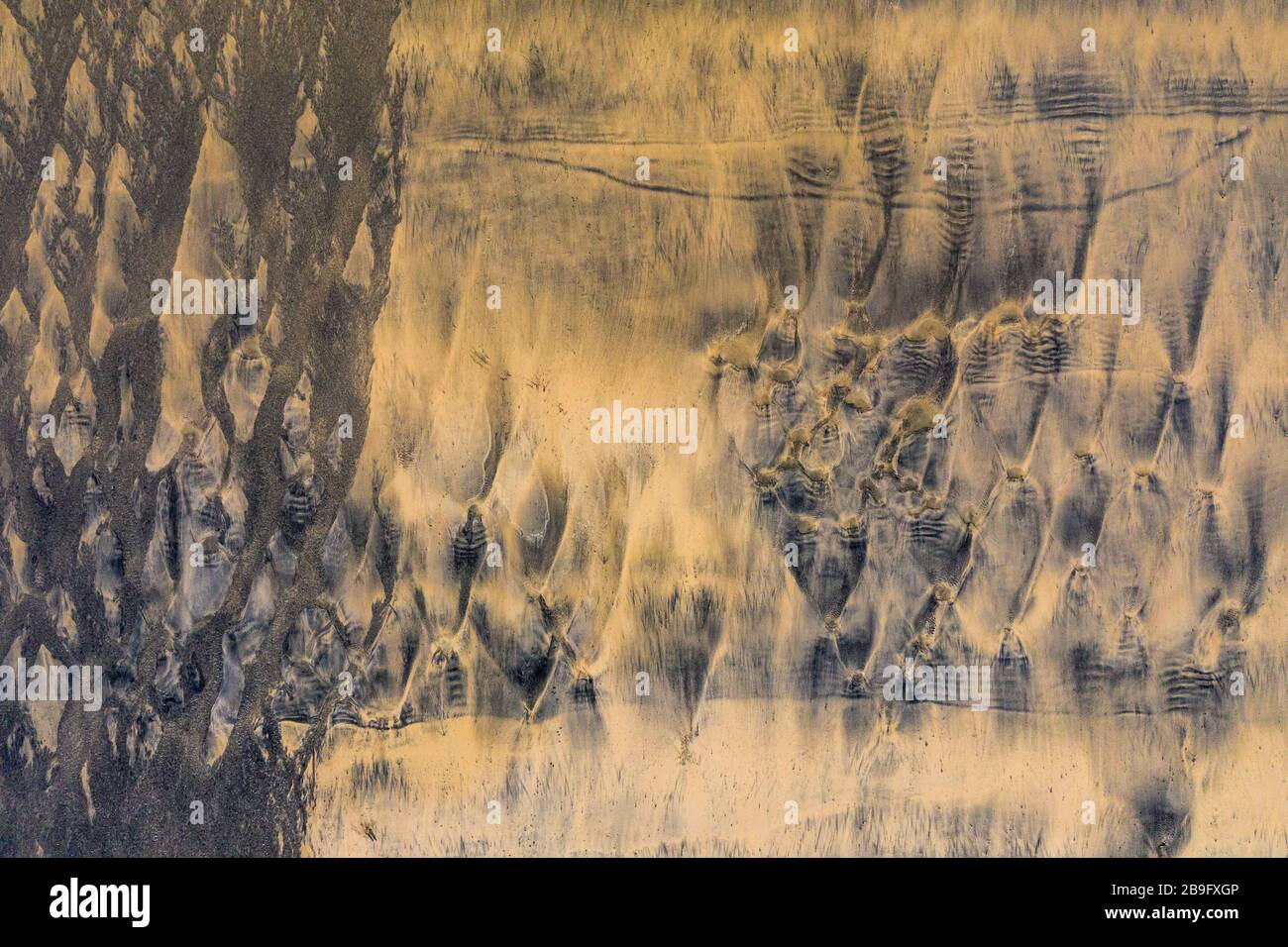 image aérienne des motifs laissés dans le sable par le vent et la marée Banque D'Images