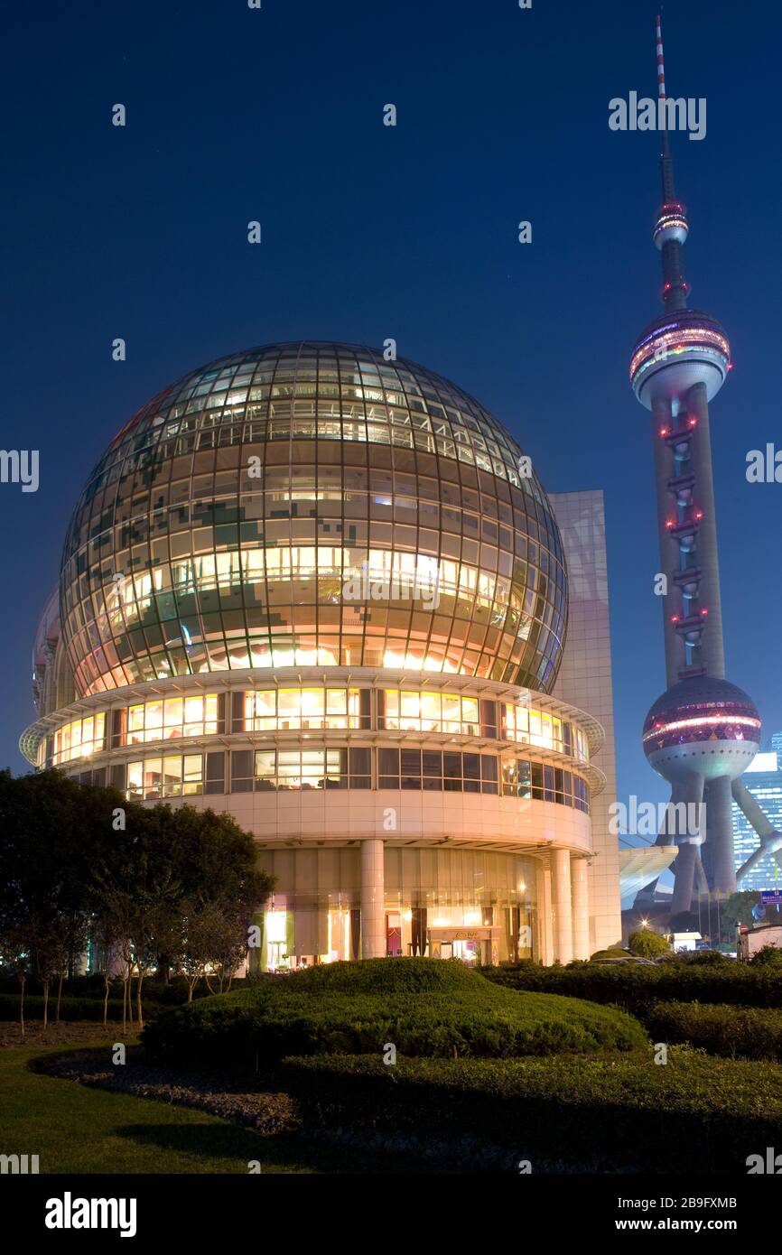 Shanghai, Chine, Shanghai International Cenvention Center et Oriental Pearl Tower à Pudong. Banque D'Images