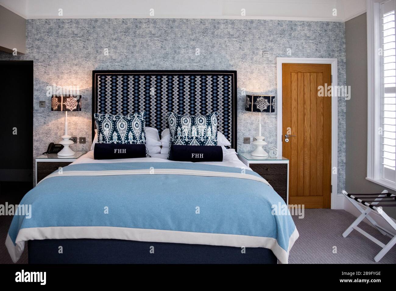 Belle chambre d'hôtel du Fowey Harbour Hotel décorée dans des tons de bleu et de blanc, quelques lignes, quelques motifs pour un sentiment de lumineux, propre, de luxe Banque D'Images