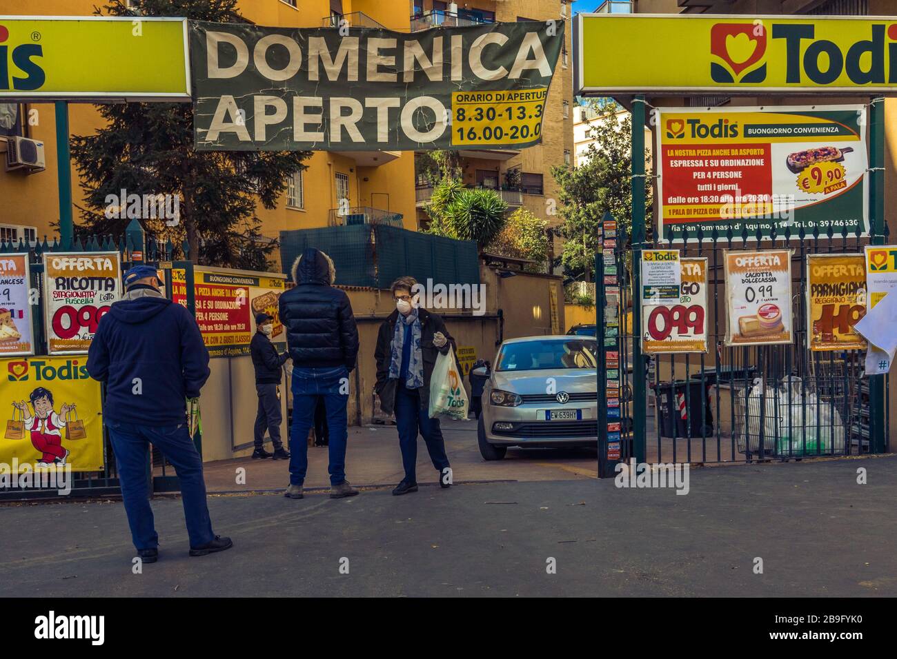 Faire la queue pour faire du shopping à l'épicerie (Rome au moment de Covid 19) Banque D'Images