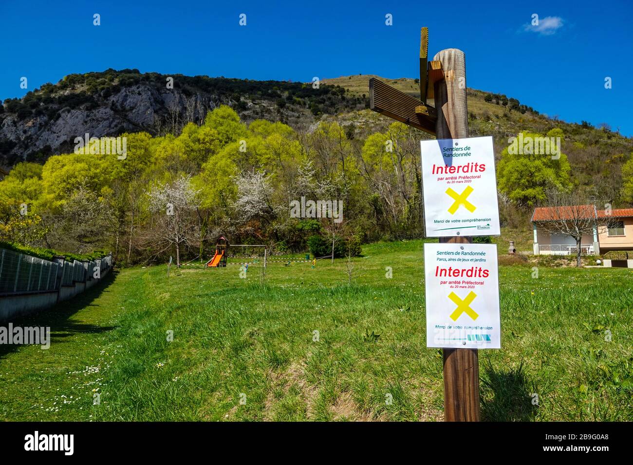 Panneau d'avertissement sur le panneau, chemins fermés, Covid19, Coronavirus, Ariège, France Banque D'Images