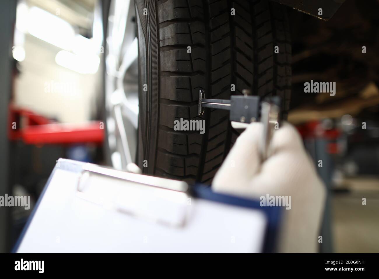 Mécanicien professionnel de sexe masculin dans le garage Banque D'Images Mécanicien professionnel de sexe masculin dans le garage Banque D'Images
