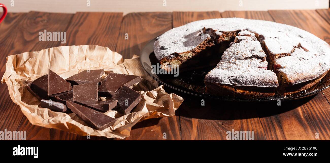 Gateau Rustique Au Chocolat Saupoudre De Sucre Glace Gateau Au Chocolat Sur Une Table En Bois Photo Stock Alamy Gateau Rustique Au Chocolat Saupoudre De Sucre Glace Gateau Au Chocolat Sur Une Table En Bois Photo Stock Alamy