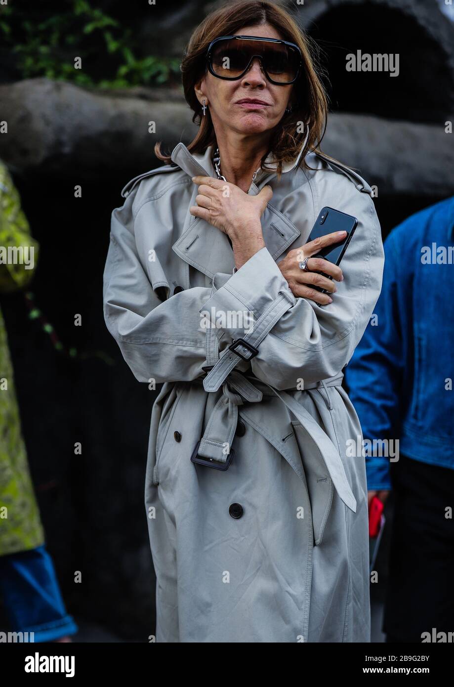 PARIS, France - 1 mars 2019 : Carine Roitfeld dans la rue de Paris. Banque D'Images