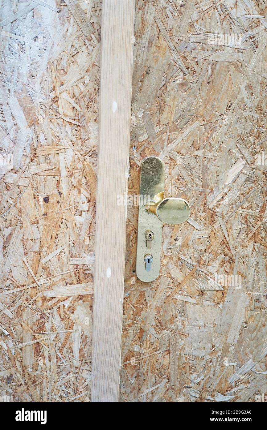 Fermez la poignée de la porte en panneaux de fibres de bois Banque D'Images