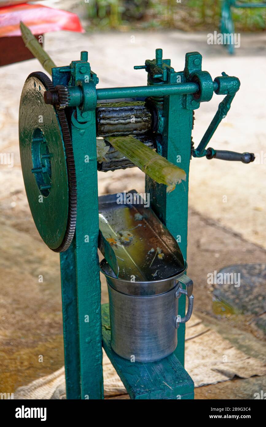 Ancienne presse manuelle de canne à sucre vintage à Cuba Photo Stock - Alamy