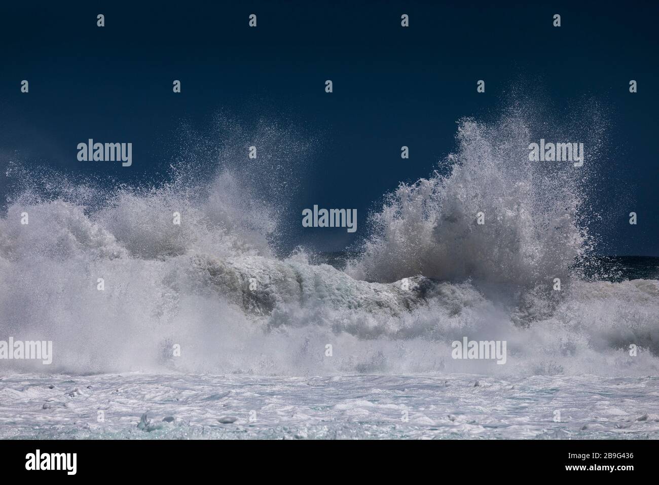 Crasse aux vagues de l'océan et éclaboussures de mousse de mer Banque D'Images