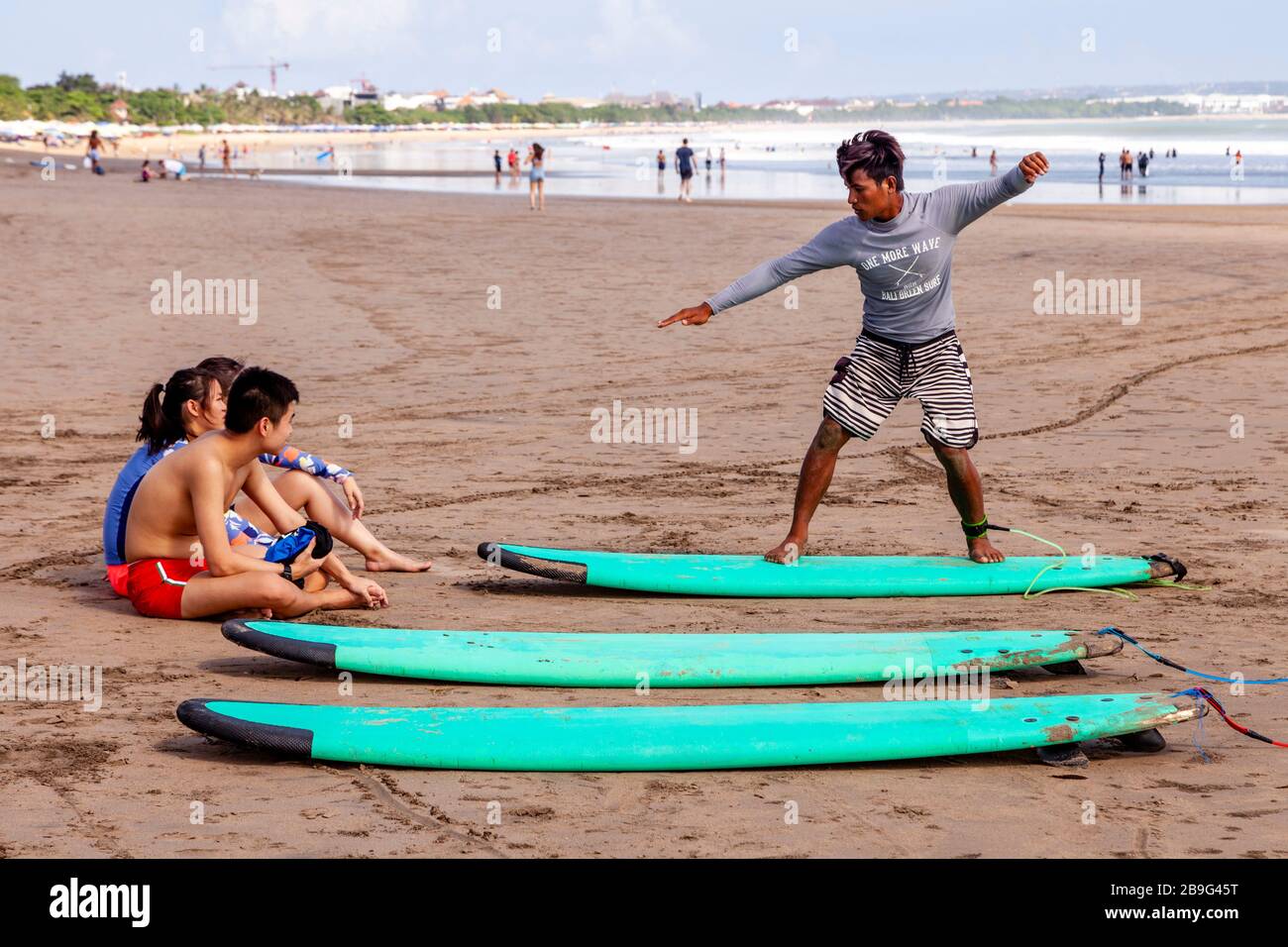 Leçons de surf sur la plage de Seminyak, Seminyak, Bali, Indonésie. Banque D'Images