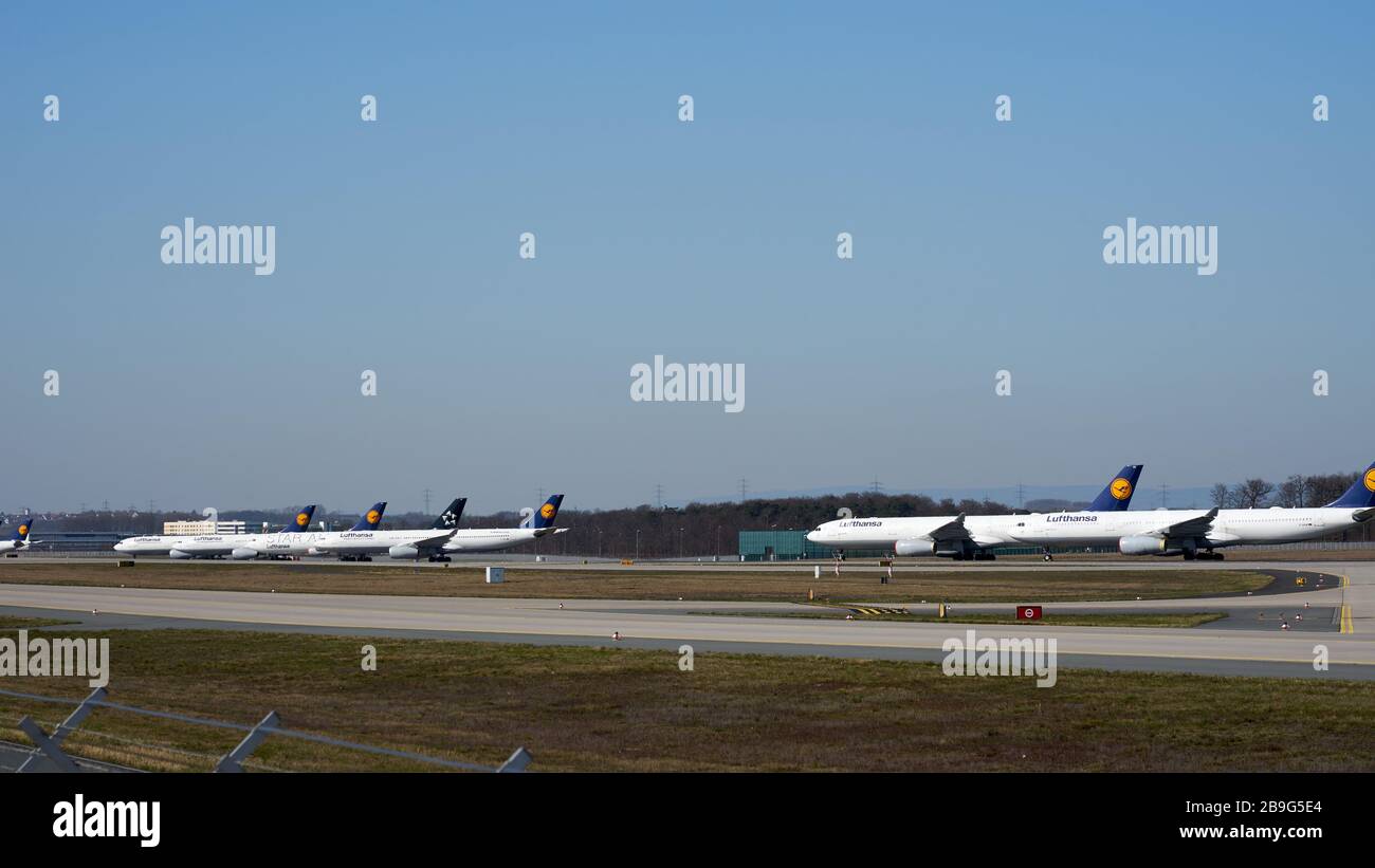 Les avions Lufthansa ont stationné sur la piste nord-ouest à l'aéroport de Francfort en Allemagne le 24 mars 2020 pendant la crise de la couronne Banque D'Images