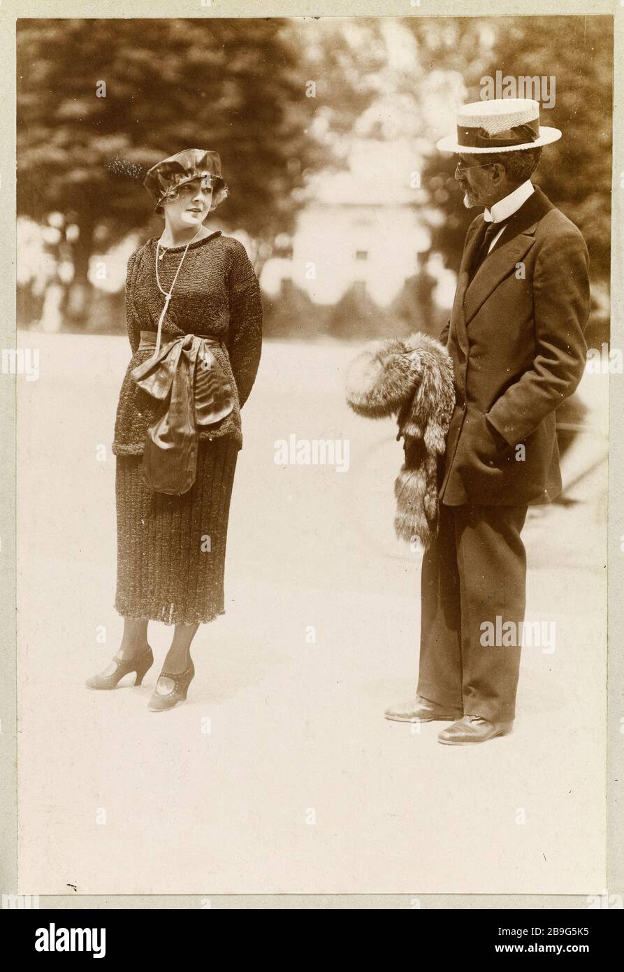 Le peintre français Paul-César Helleu (1859-1927) et Mlle Jacqueline Campell (le modèle) le peintre français Paul-César Helleu (1859-1927) et Mlle Jacqueline Campell (son modèle). Photographie anonyme. Rage au gélatino-bromure d'argent. 1900-1910. Paris, musée Carnavalet. Banque D'Images