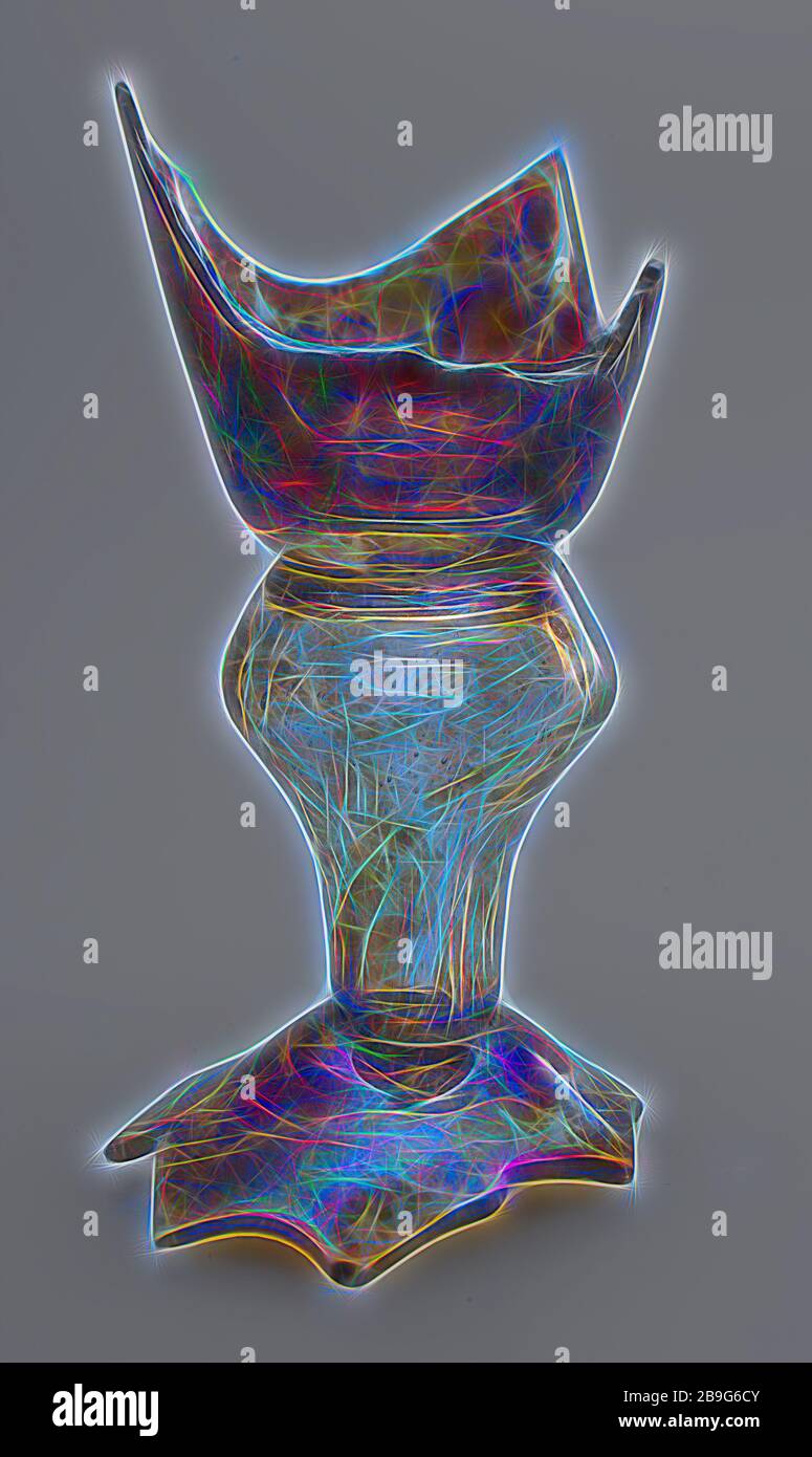 Fragment d'une partie du pied et de la tige de goblet, verre à boire ustensiles de table support de vaisselle sol trouver le verre, morceaux de la main de la partie du pied du tronc et d'une partie de trois (très similaire) verres à craie (5-7) ) en verre incolore clair. Tracer un repère sous un pied légèrement ascendant un avec le bord replié du pied. Tige de balustre inverse creuse. Archéologie de la craie lisse en forme de cloche découverte du sol: La découverte de la terre en vrac s'effondre Banque D'Images