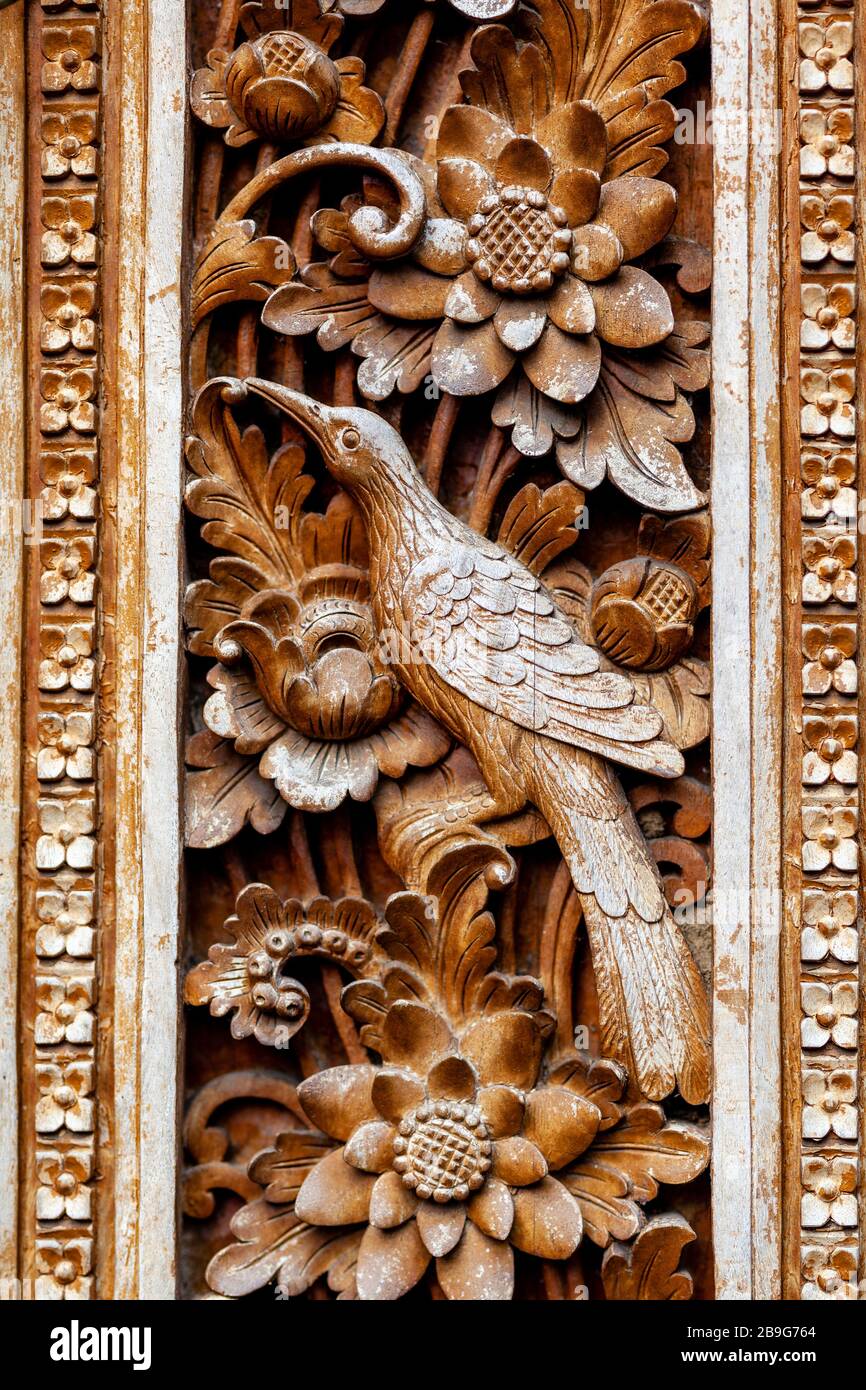 Une belle porte en bois sculpté, Ubud, Bali, Indonésie. Banque D'Images