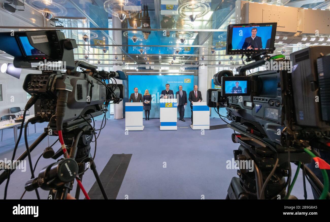 24 mars 2020, Bavière, Munich: Hubert Aiwanger (électeur libre, l-r), vice-premier ministre et ministre d'État chargé des Affaires économiques, du développement rural et de l'énergie, Melanie Hull (CSU), ministre d'État à la Santé et aux soins, Markus Söder (CSU), Premier ministre de la Bavière, Joachim Herrmann (CSU), Le ministre bavarois de l'intérieur et Albert Füracker (CSU), ministre d'État chargé des finances, du développement rural et des affaires intérieures, prendront part à une conférence de presse après la réunion hebdomadaire du Cabinet, qui, pour des raisons de sécurité, ne sera transmise que par direct. Photo: Peter Knepoel/dpa Banque D'Images