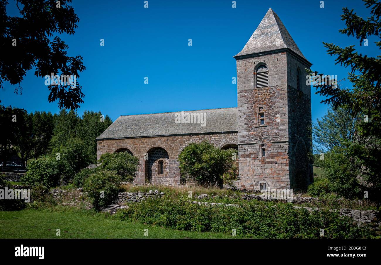 l'église des pauvres, le village d'aubrac, lozere, france, ancienne église avec ciel bleu et de la place pour le texte. Banque D'Images