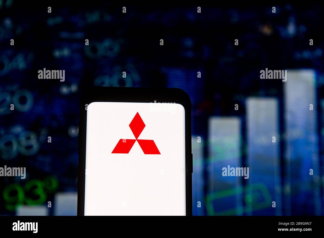 Sur cette photo, un logo Mitsubishi apparaît sur un smartphone. Banque D'Images