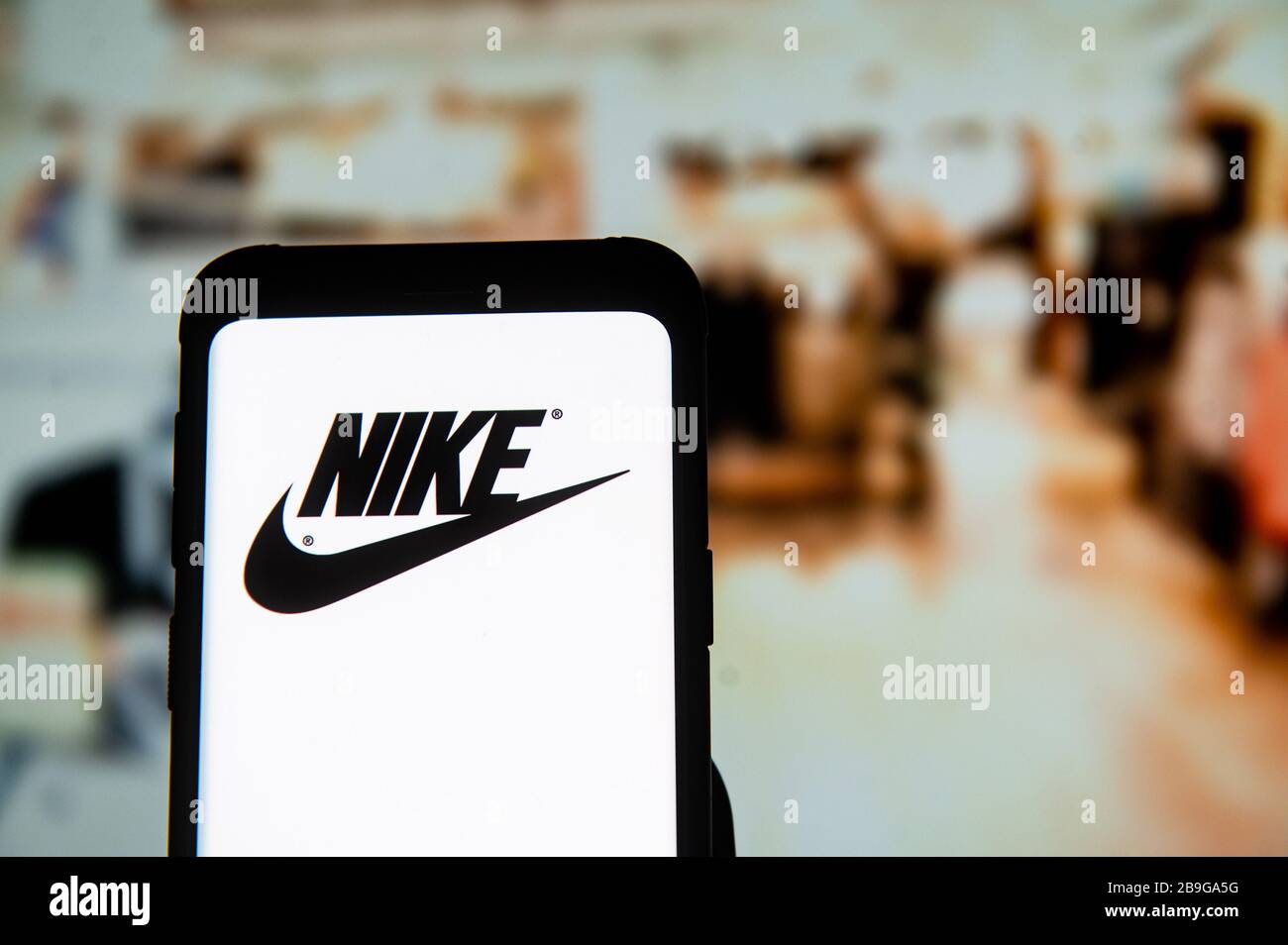Sur cette photo, un logo Nike s'affiche sur un smartphone. Banque D'Images