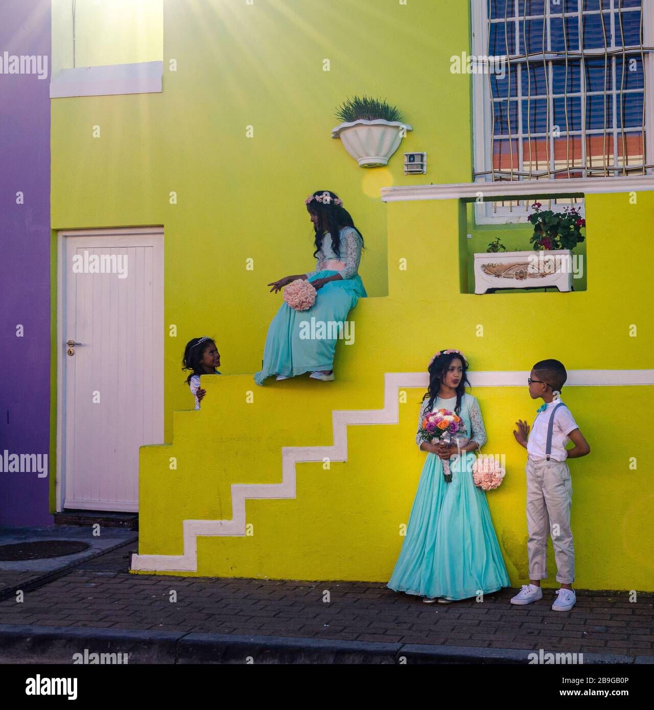 Les enfants africains vêtus intelligemment pour un mariage local dans le quartier musulman Bo Kaap de Cape Town Afrique du Sud Banque D'Images