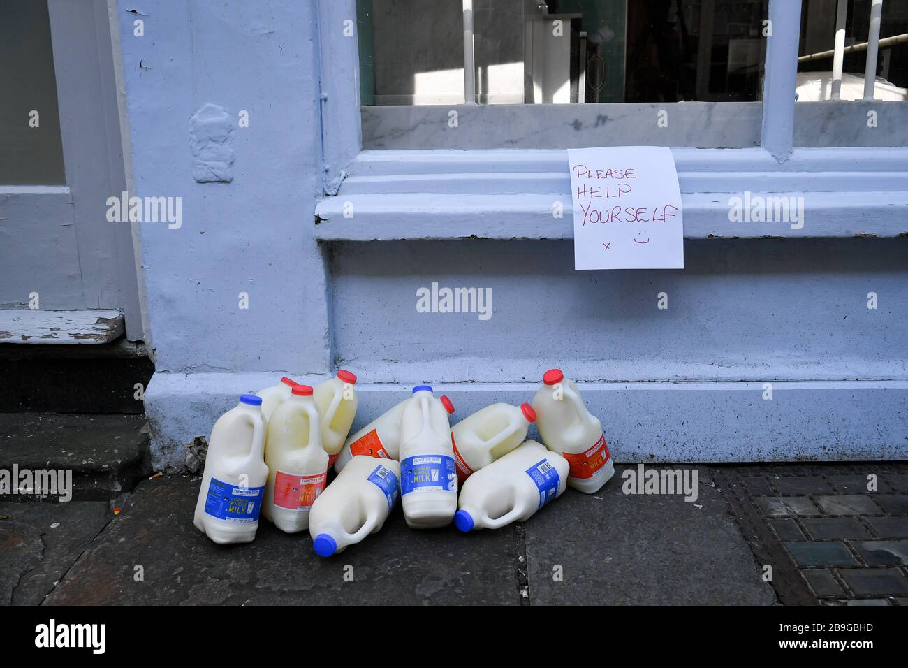 Le lait congelé provenant d'une boulangerie fermée alors que les entreprises et les magasins ferment autour du cimetière de Bath Abbey le lendemain que le Premier ministre Boris Johnson a mis le Royaume-Uni en position de verrouillage pour aider à freiner la propagation du coronavirus. Banque D'Images