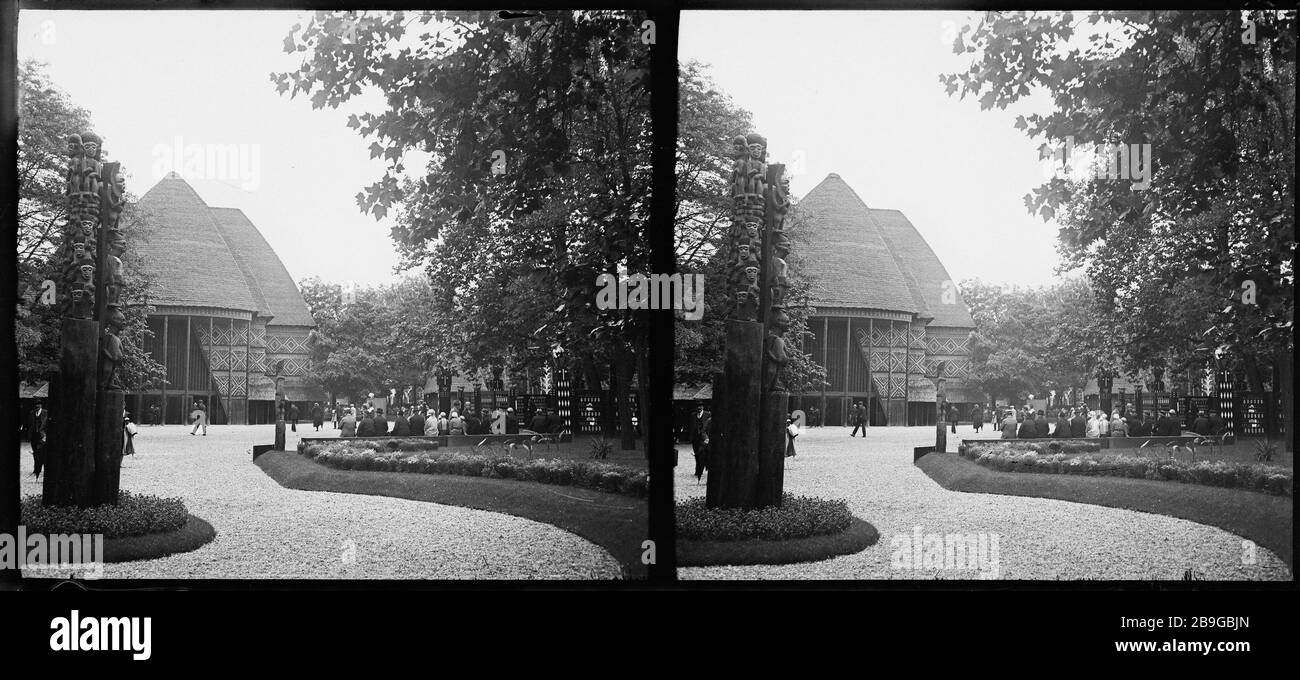MAISON AFRICAINE, EXPOSITION INTERNATIONALE 1937 Pavillon africain, exposition internationale de 1937. Paris, 1937. Vue stéréoscopique. Paris, musée Carnavalet. Banque D'Images