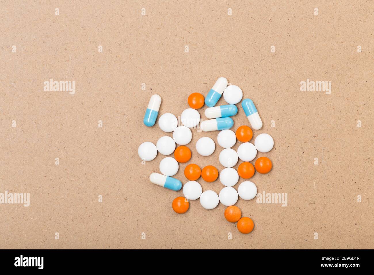 Traitement. Médicaments pharmaceutiques pilules, comprimés et capsules sur fond beige. Espace libre. Concept de santé. Banque D'Images