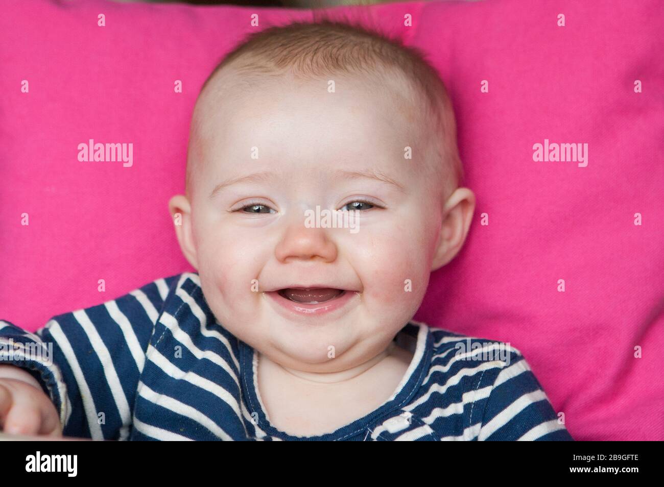 Joli Visage Souriant Et Heureux De Bebe Avec Un Rire Laiteux Qui Fait Contact Avec Les Yeux Photo Stock Alamy Joli Visage Souriant Et Heureux De Bebe Avec Un Rire Laiteux Qui Fait Contact Avec Les Yeux Photo Stock Alamy
