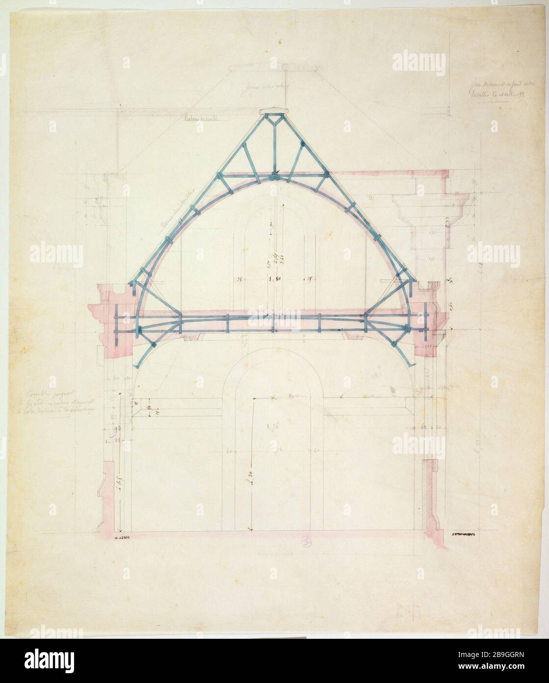 Le détail des fonds de cadre se joignant au grand escalier et couvrant la salle de la bibliothèque; National Archives Building Anonyme. Queue de charpente du comble joyant le grand escalier et couturier la salle destin à la bibliothèque ; bâtiment des Archives nationales. Panache, crayon, lavis rose et bleu sur calcaire. Paris, musée Carnavalet. Banque D'Images